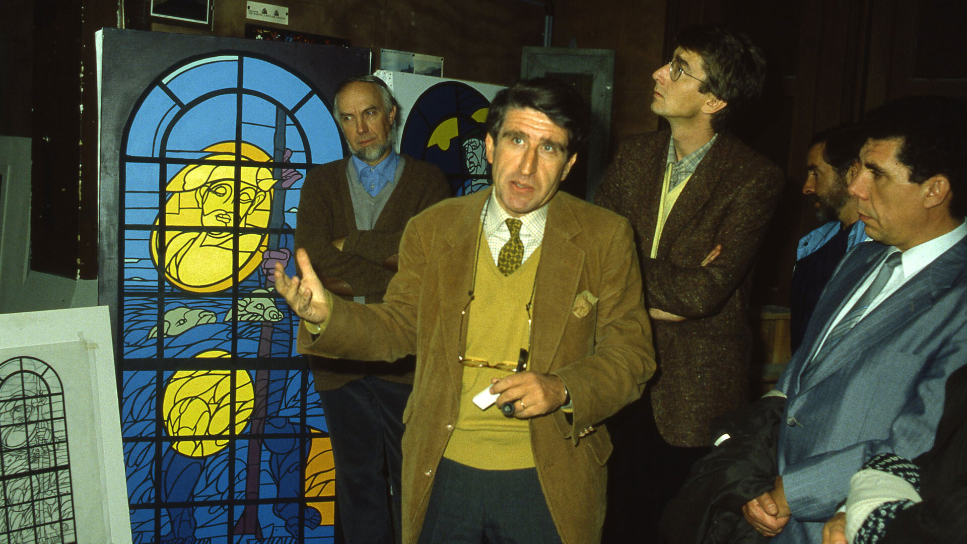 La ville et l’architecte choisissent d’enrichir le bâtiment de huit vitraux de 6,50 mètres de haut sur 2,60 mètres de large, confectionnés par le maître-verrier Jacques Loire d’après des cartons du peintre italien Valerio Adami.