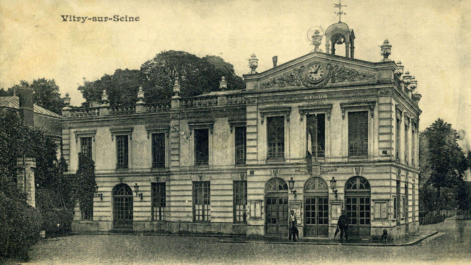 Place Saint-Just, le bâtiment actuel de la Maison de la jeunesse fut longtemps au cœur de la vie municipale. Construit au XVIIe siècle comme hôtel particulier, il est en partie racheté par la commune en 1840, qui y installe sa mairie en 1853.