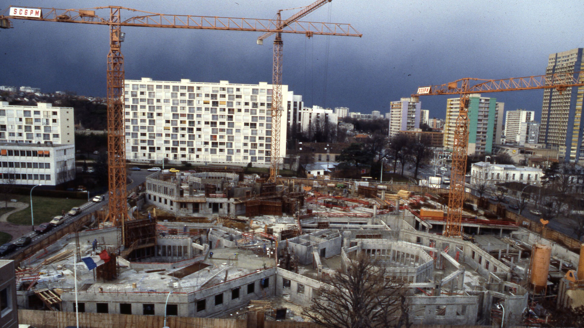 C’est à François Girard, fin 1978, qu’est confiée la conception de l’hôtel de ville tel qu’on le connaît aujourd’hui.