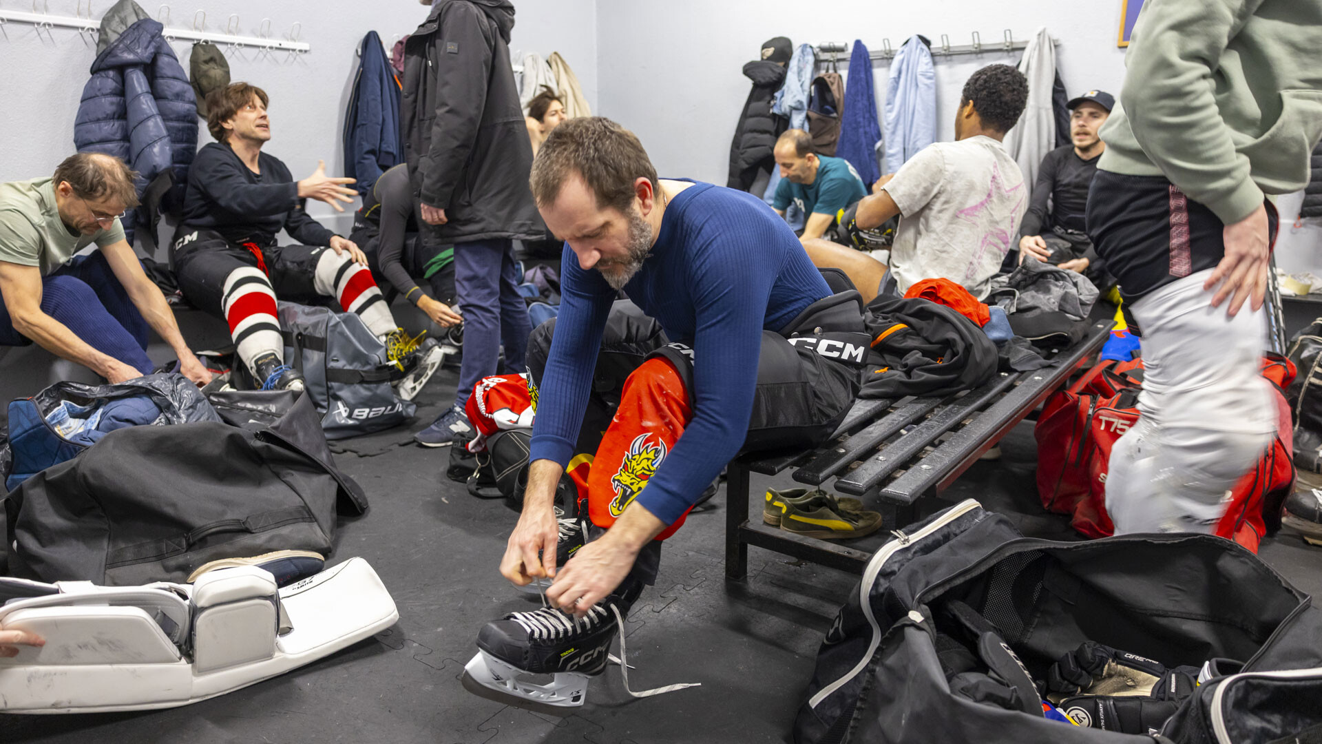 Dans les vestiaires, l'équipe du Hockey Club de Vitry se munit de ses protections, gants, casque, patins et crosse