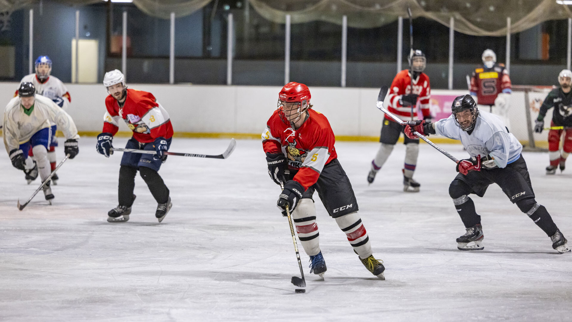 Impression contrastée avec le ballet des patins et la grâce avec laquelle les hockeyeurs se déplacent, presque sans effort.