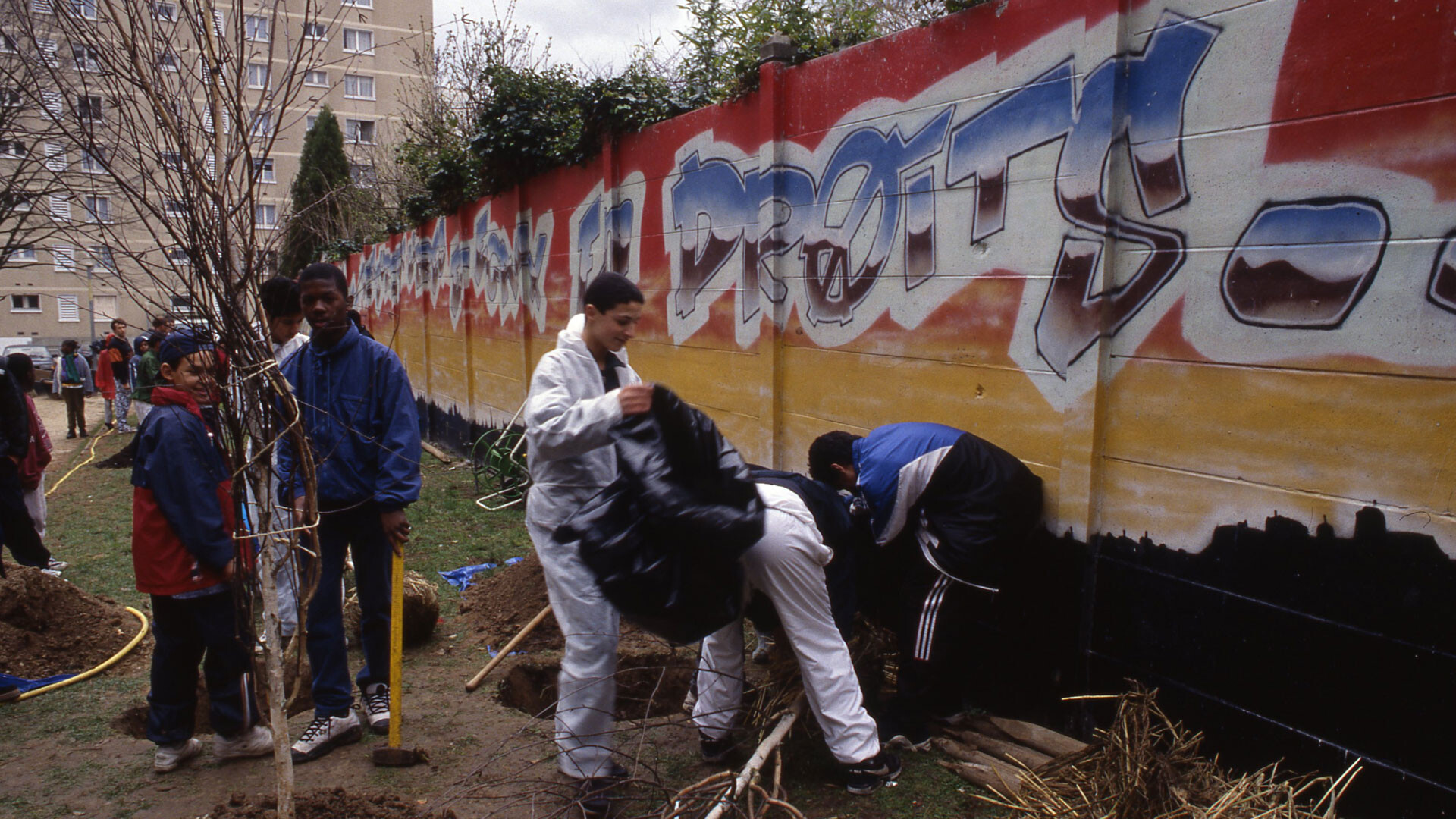 1997 Des jeunes du centre de loisirs plantent une vingtaine d'arbres avec le service des Espaces verts.