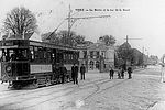 Le tramway, ligne Châtelet-Vitry. Noter l'ancienne mairie dans le fond. © Archives municipales