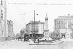 Le tramway sur la place de l'église avec le monument aux morts. © Archives municipales