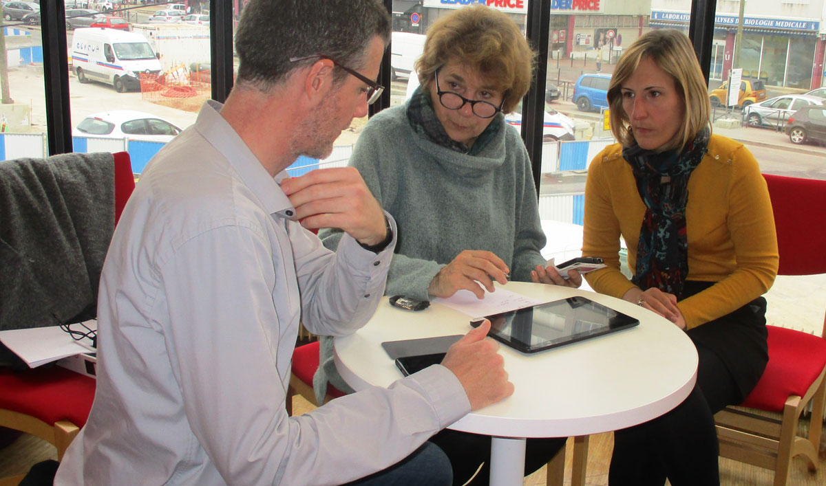 Les bibliothécaires Valérie Van Hoof et Axel Abbott se sont investis dans des rendez-vous mensuels où le participant est acteur pour qu’il trouve, à terme, l’aisance.