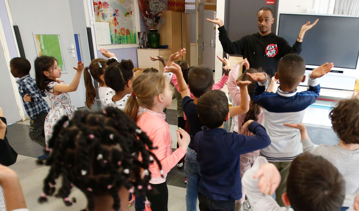 Yanis, un danseur professionnel de la compagnie vitriote Massala apprend la danse urbaine à deux classes maternelles de l’école Jules-Verne.