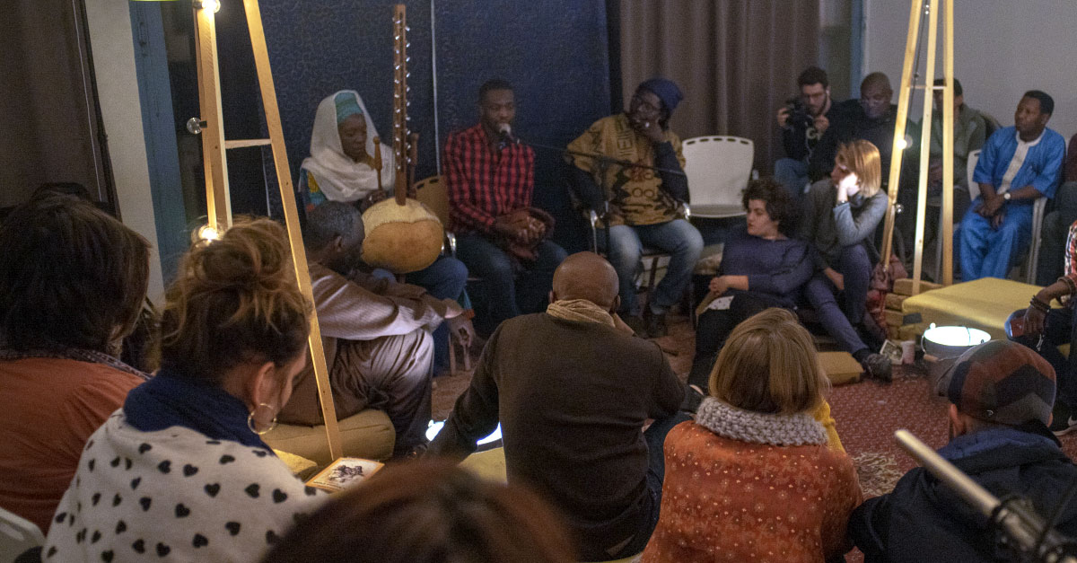 Le foyer des travailleurs migrants de Vitry a accueilli le jeune écrivain sénégalais Mohamed Mbougar Sarr.