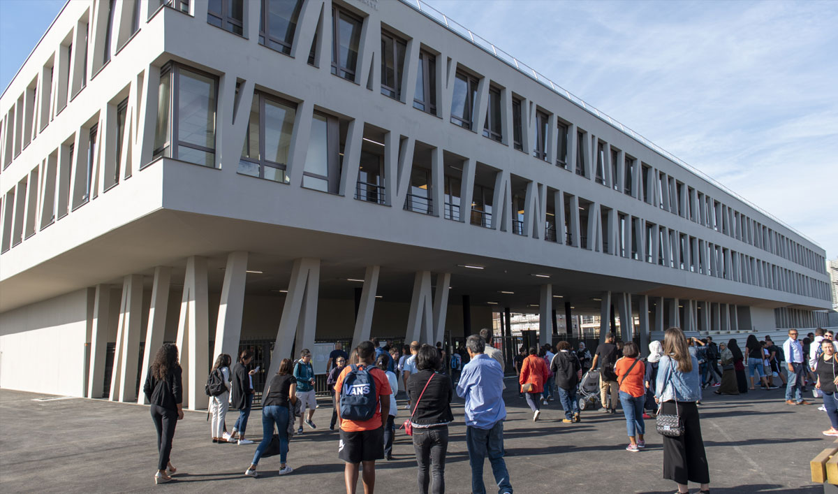 Le collège Josette-et-Maurice-Audin, implanté aux Ardoines a ouvert ses portes, le 3 septembre. Un équipement à découvrir en vidéo.