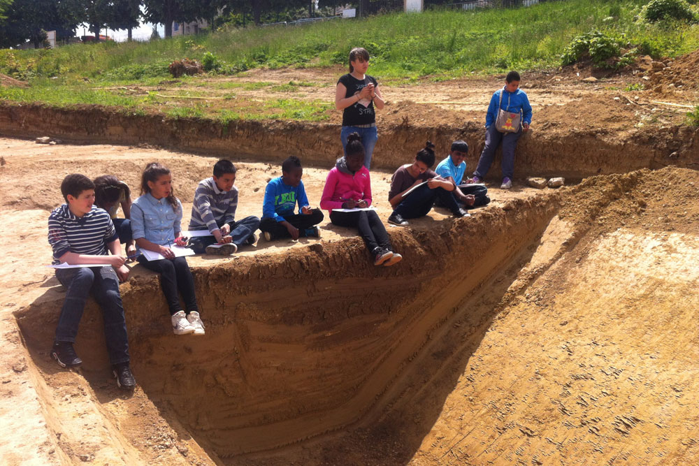 Atelier de fouilles archéologiques au collège Monod.