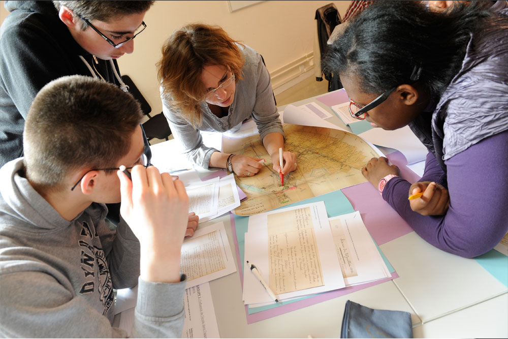 Dix huit élèves de 3e du collège Monod sont partis à la découverte de la guerre 14/18, avec l'aide des archivistes de la ville.