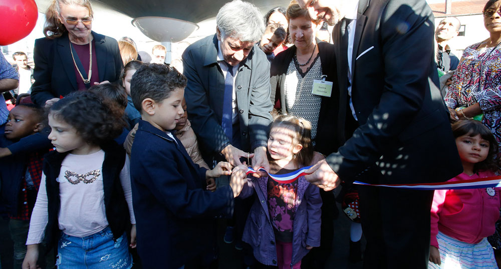 14 octobre, le maire Jean-Claude Kennedy coupe le ruban tricolore inaugurant officiellement la nouvelle école Eva-Salmon.