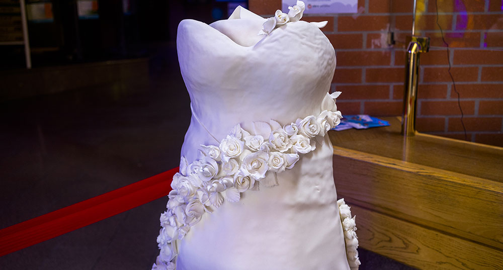 En sucre ou en pâte à pain, les deux robes de mariées réalisées par les élèves de l'UFA Rabelais sont visibles à l'accueil de l'hôtel de ville.