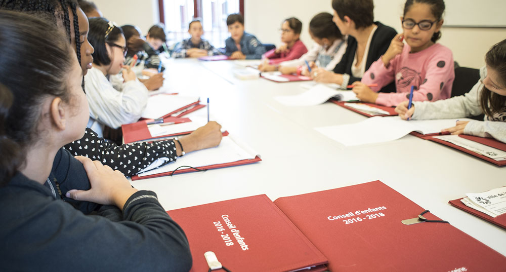 Le conseil d'enfants réunit en commission.