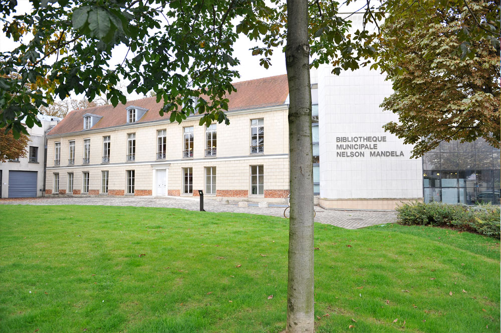 Le 20 décembre 1989, le conseil municipal, présidé par Paul Mercieca, décide de dénommer la nouvelle bibliothèque municipale Nelson-Mandela.