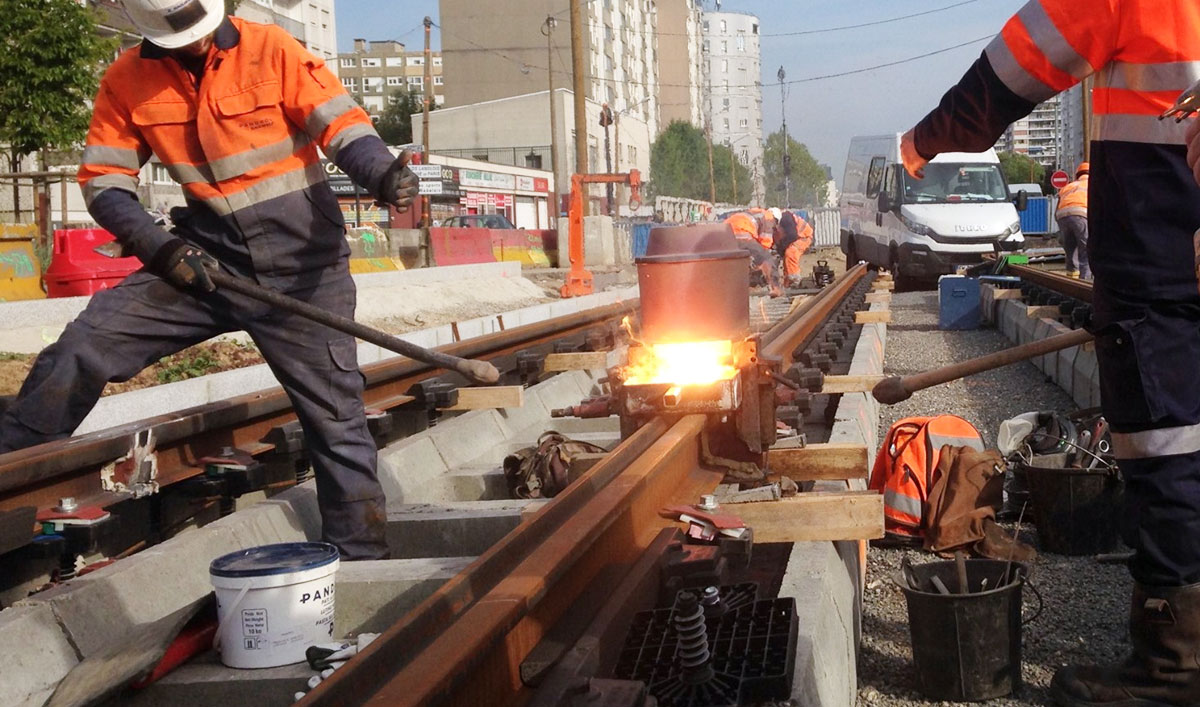Les deux premiers rails du Tram 9 ont été soudés près du centre de collecte pneumatique, avenue Rouget-de-Lisle.