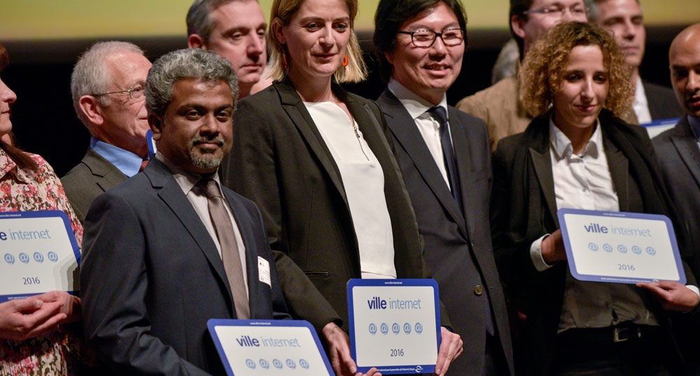 Label Villes Internet : Albertino Ramael, conseiller municipal délégué à la Culture scientifique et technique, a reçu, au nom de tous les 5 arobases pour Vitry.