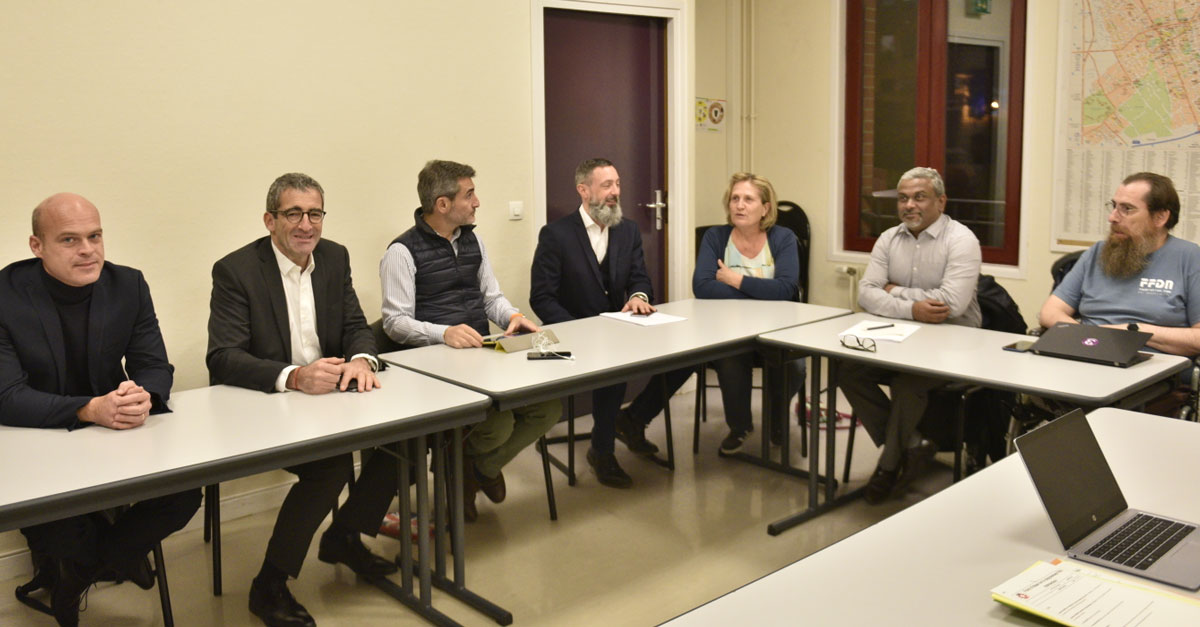 Fin novembre, élus et agents de la ville, accompagnés d’un représentant de l’ARCEP et d'un Vitriot, ont rencontré les représentants des opérateurs Orange et SFR.