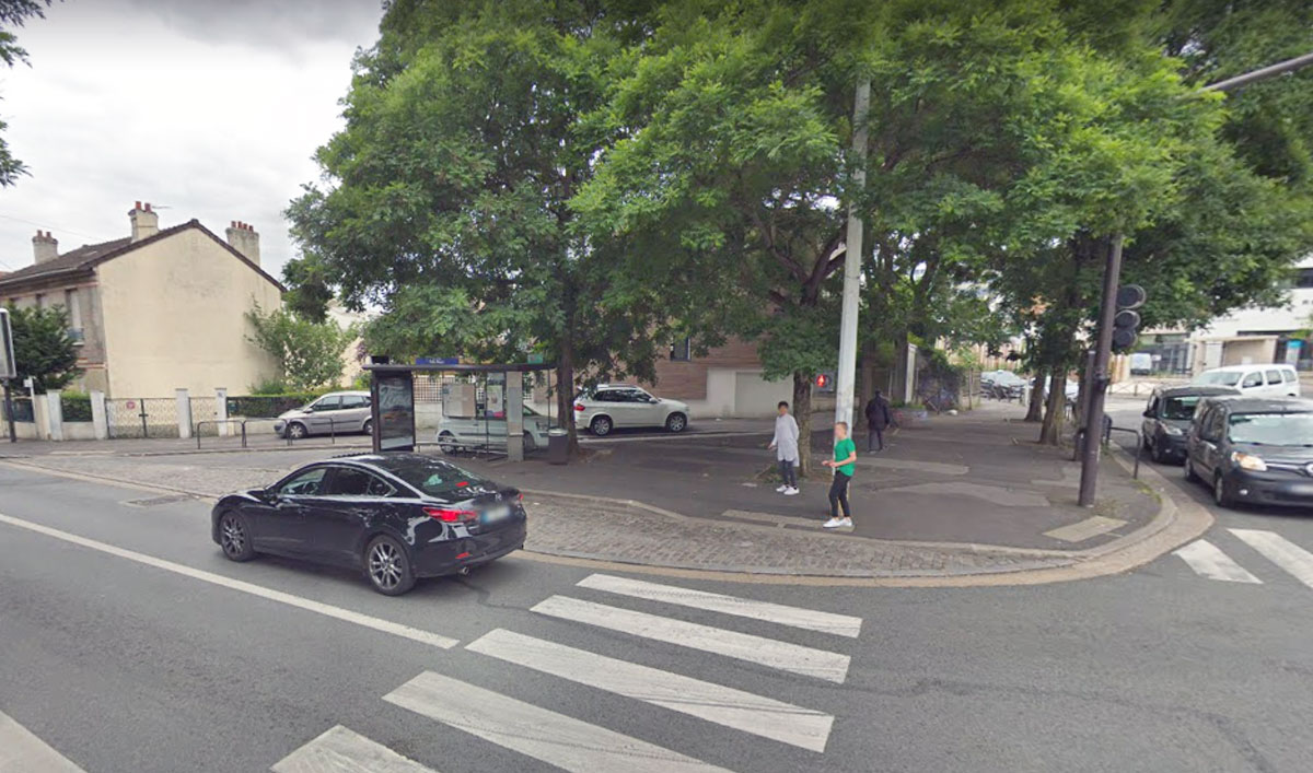 La place Oussekine, au bout de la rue Louise-Aglaé-Cretté est en cours d'aménagement.