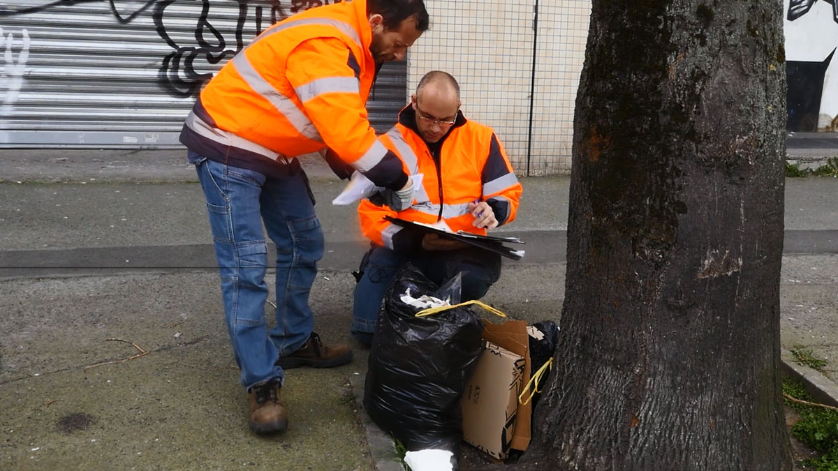 Outil de médiation et d'information, la brigade propreté enquête sur le terrain.