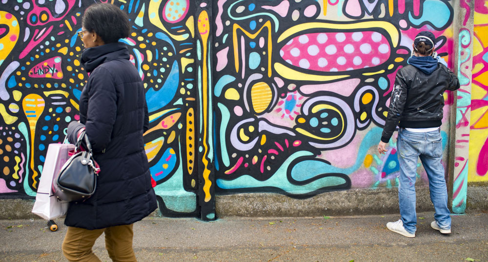 Bebar réalise une fresque sur le mur de l'IUT Chérioux dans le cadre de l'initiative "c'est graff docteur".