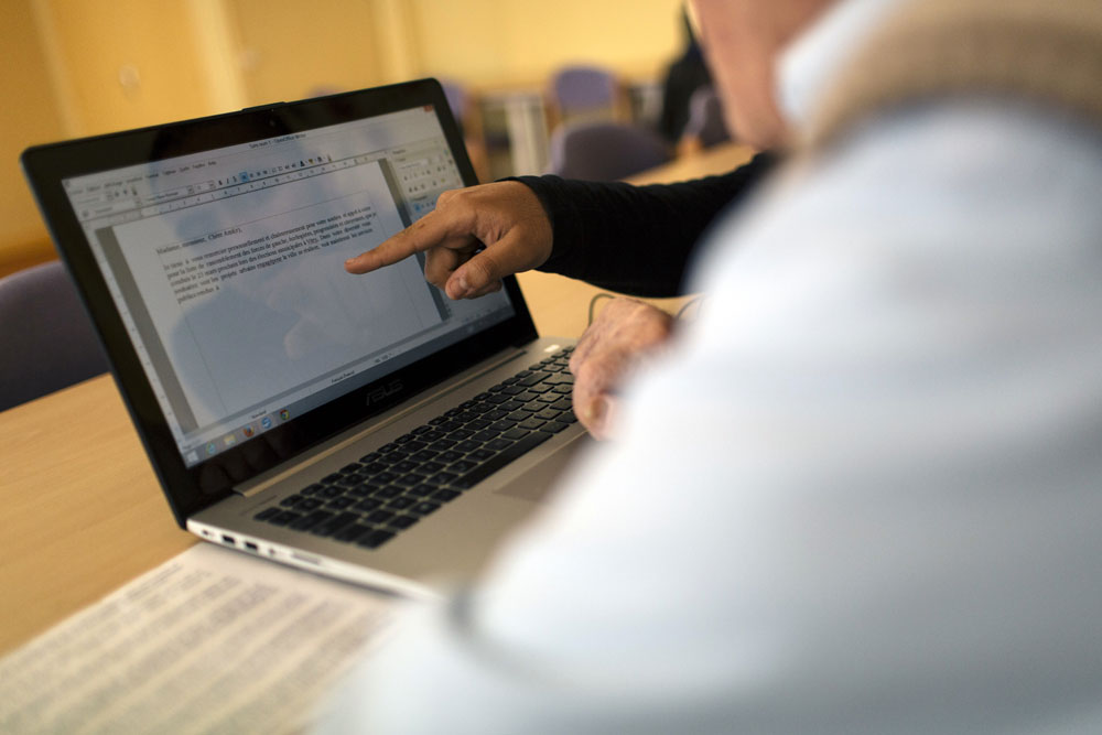 Les Janus, de jeunes lycéens auxquels l'Exploradôme offre une formation, apprennent aux personnes âgées à utiliser le numérique dans des fonctions de base.