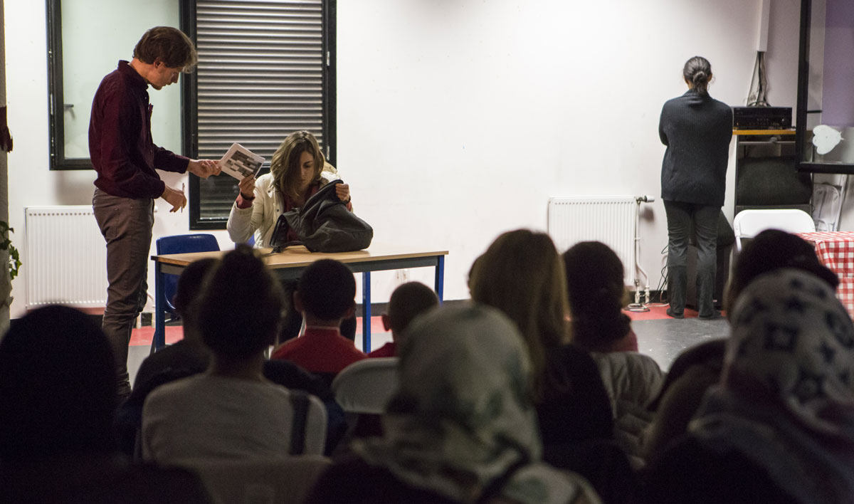 Au centre social Balzac, le 8 octobre, le théâtre-forum sur les devoirs à la maison, présenté aux enfants, parents, enseignants des écoles proches et du collège Vallès, a été un succès.